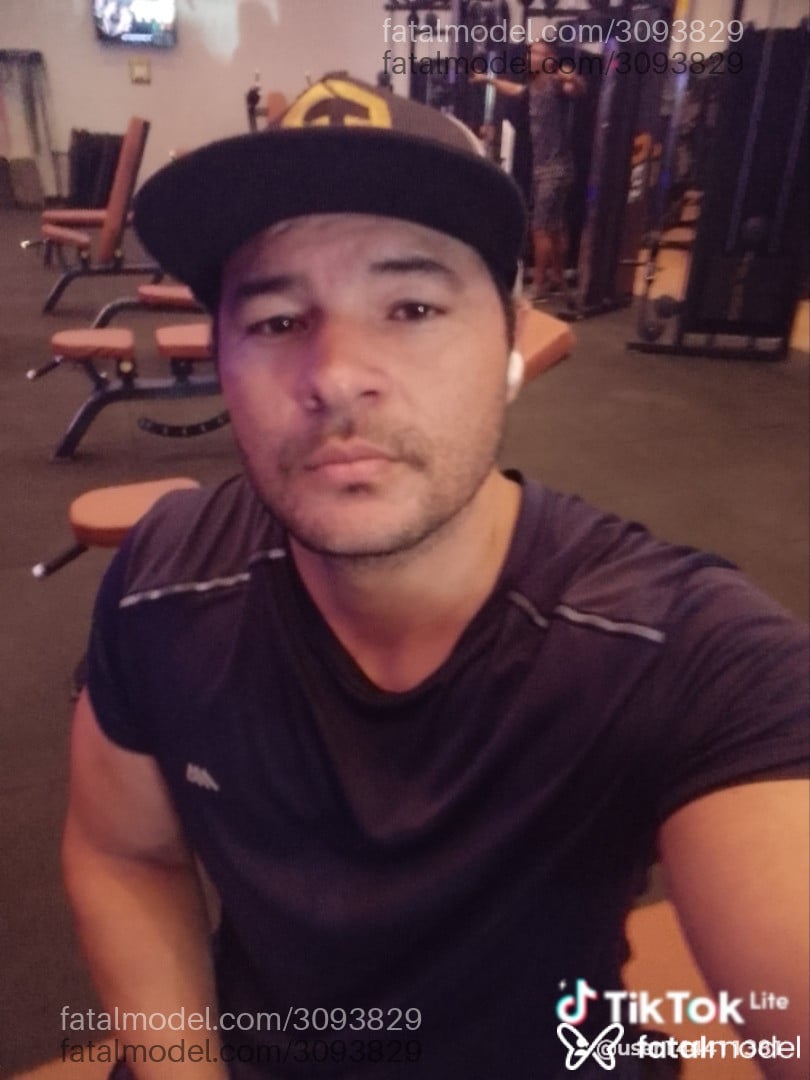 Acompanhante homem com cabelo colorido de olhos pretos em Tijucas Acompanhante homem com cabelo colorido de olhos pretos em Tijucas - Rafael