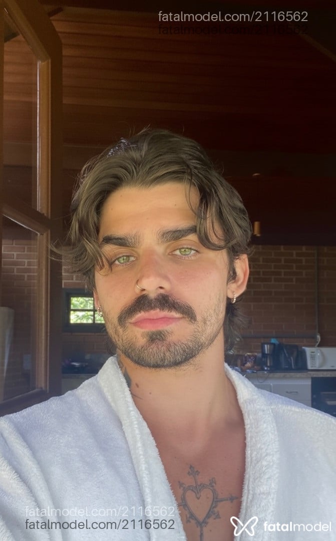 Acompanhante homem morena (o) de olhos verdes em São Paulo Acompanhante homem morena (o) de olhos verdes em São Paulo - Italiano