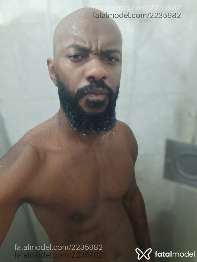 Acompanhante homem sem cabelo de olhos castanhos em Mesquita - Alexis