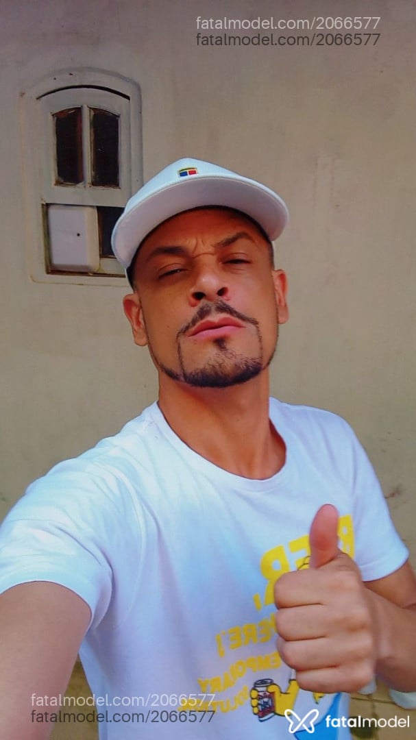 Acompanhante homem com cabelo castanho de olhos castanhos em Paraty - Adrian