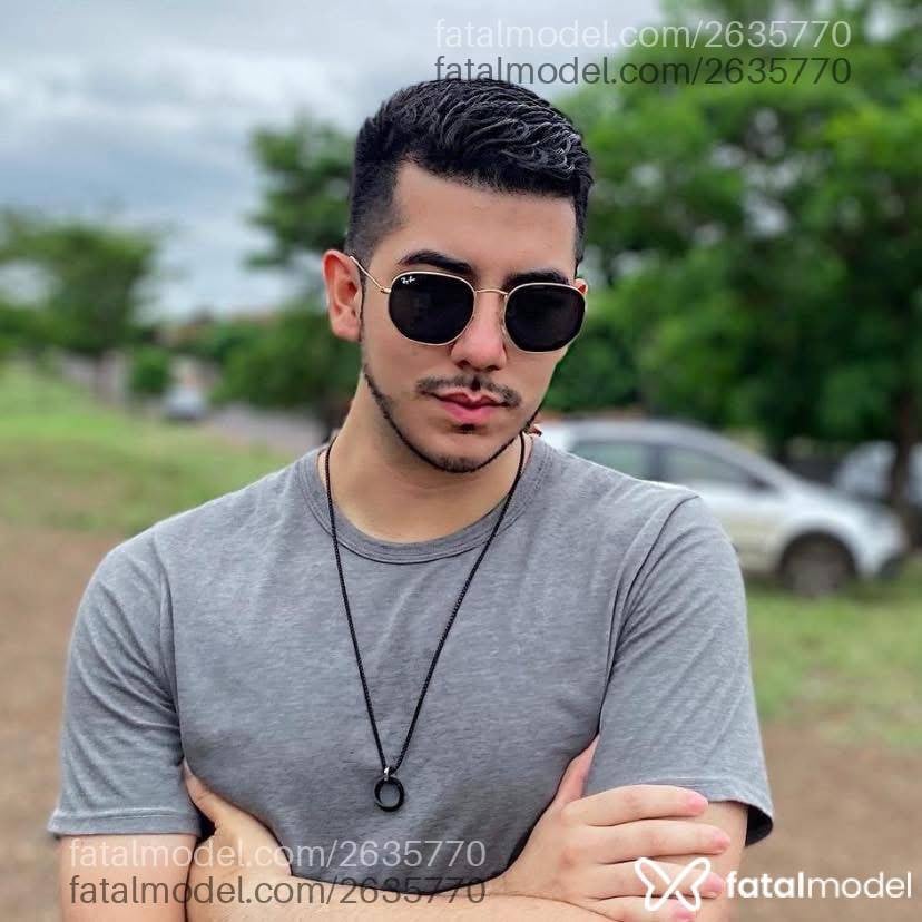 Acompanhante homem com cabelo castanho de olhos castanhos - Mestiço