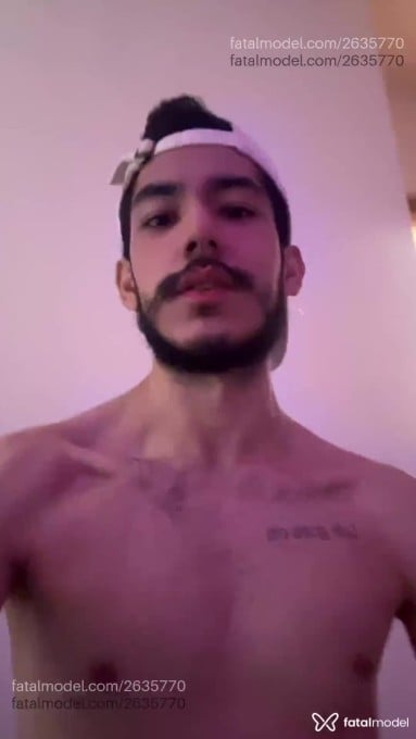 Acompanhante homem com cabelo castanho de olhos castanhos em Virtual Acompanhante homem com cabelo castanho de olhos castanhos em Virtual - Mestiço