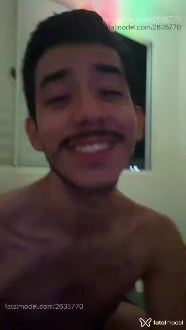 Acompanhante homem com cabelo castanho de olhos castanhos em Virtual Acompanhante homem com cabelo castanho de olhos castanhos em Virtual - Mestiço
