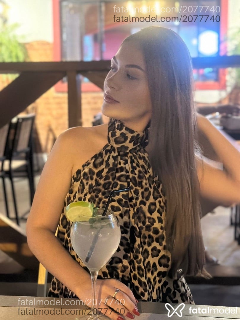 Acompanhante mulher com cabelo castanho de olhos castanhos - Maria Júlia Acompanhante mulher com cabelo castanho de olhos castanhos - Maria Júlia