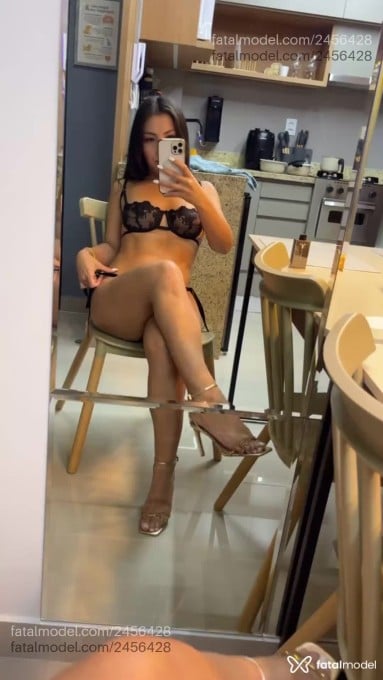 Acompanhante mulher com cabelo castanho de olhos castanhos em Brasília - Clara Rebeck