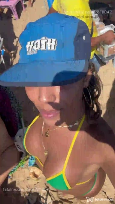 Acompanhante mulher trans com cabelo colorido de olhos pretos em Salvador - Penélopenascimento