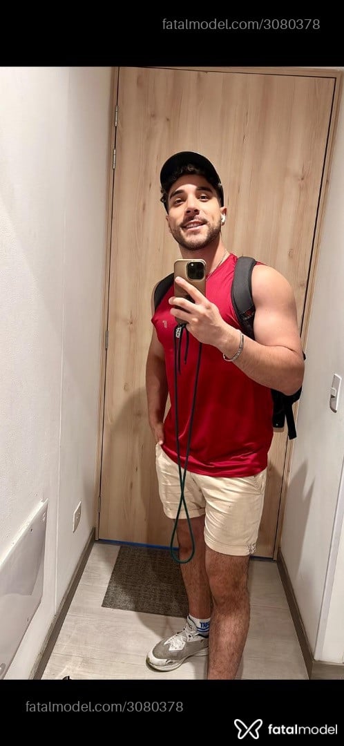 Acompanhante homem com cabelo castanho de olhos castanhos - Giorgio Acompanhante homem com cabelo castanho de olhos castanhos - Giorgio