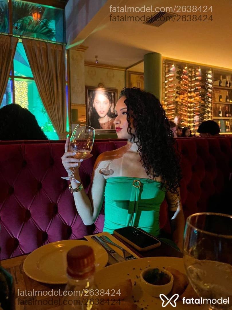 Acompanhante mulher com cabelo castanho de olhos mel - Yasmim Castro Acompanhante mulher com cabelo castanho de olhos mel - Yasmim Castro