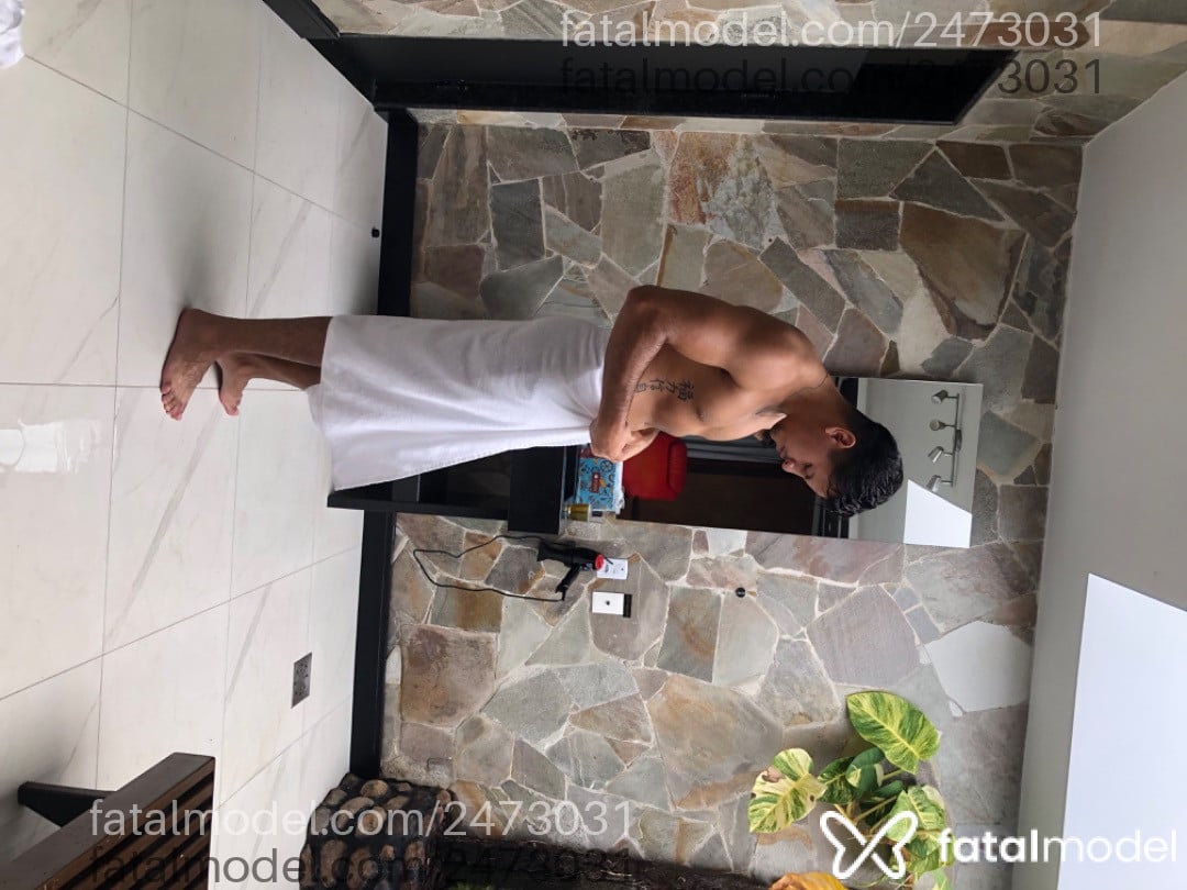 Acompanhante homem morena (o) de olhos castanhos - Benício Acompanhante homem morena (o) de olhos castanhos - Benício