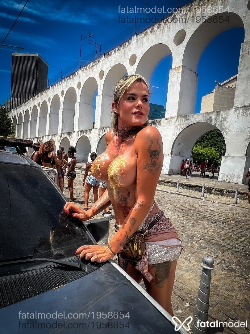 Acompanhante mulher trans com cabelo castanho de olhos castanhos - Mistika