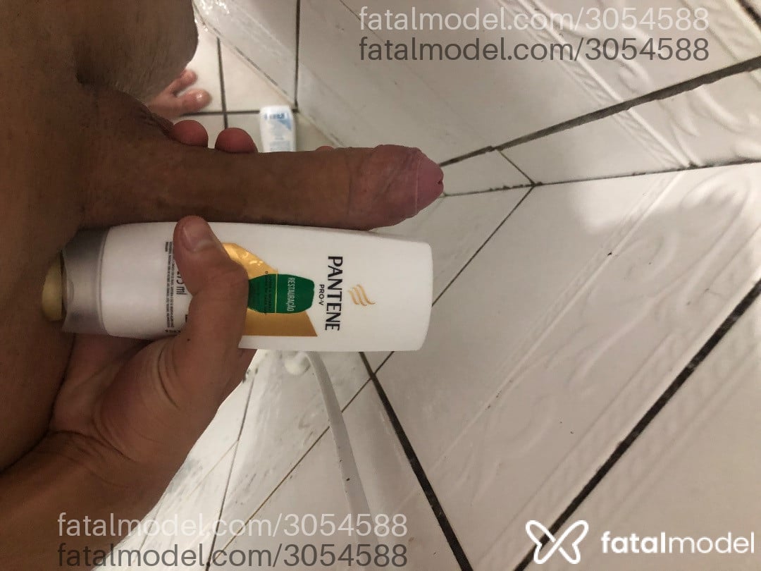 Acompanhante não-binário com cabelo castanho de olhos pretos - Mateus