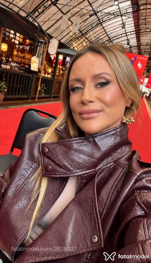 Acompanhante mulher com cabelo castanho de olhos azuis - Rafaela