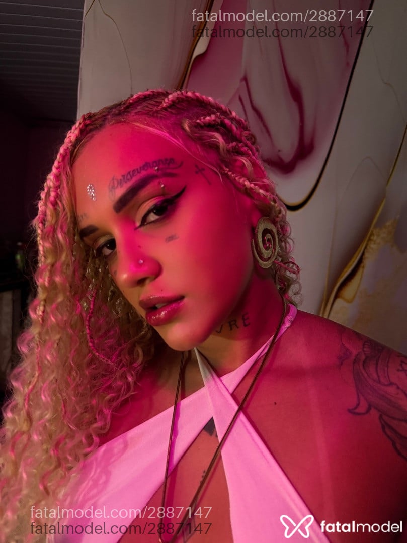 Acompanhante mulher loira (o) de olhos castanhos em Virtual - Nabrisa
