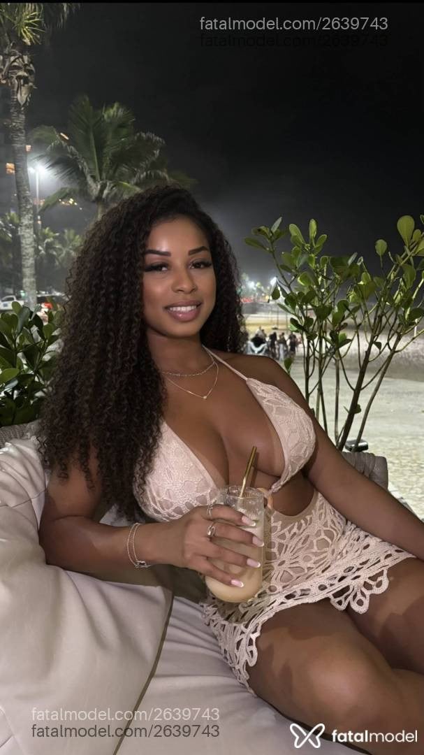 Acompanhante mulher com cabelo castanho de olhos castanhos - Aryane