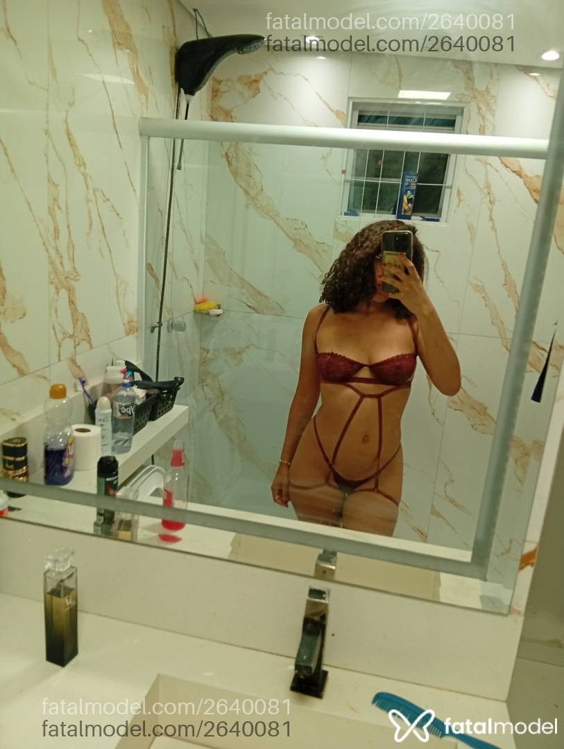 Acompanhante mulher com cabelo castanho de olhos castanhos - Bruna