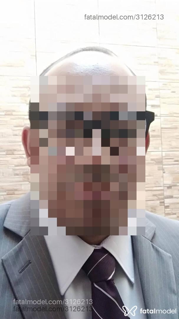 Acompanhante homem sem cabelo de olhos castanhos - Alexandre