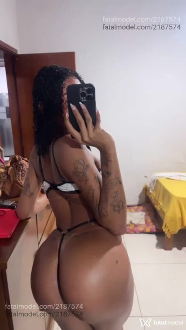 Acompanhante mulher trans morena (o) de olhos castanhos em Guapimirim Acompanhante mulher trans morena (o) de olhos castanhos em Guapimirim - Helena