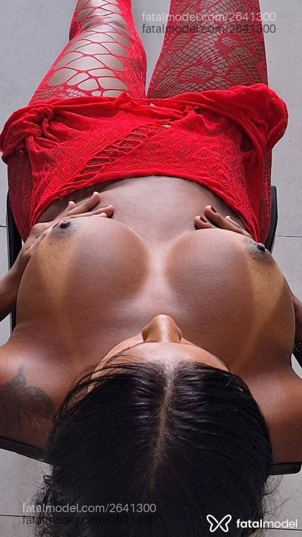 Acompanhante mulher morena (o) de olhos pretos - Tainá