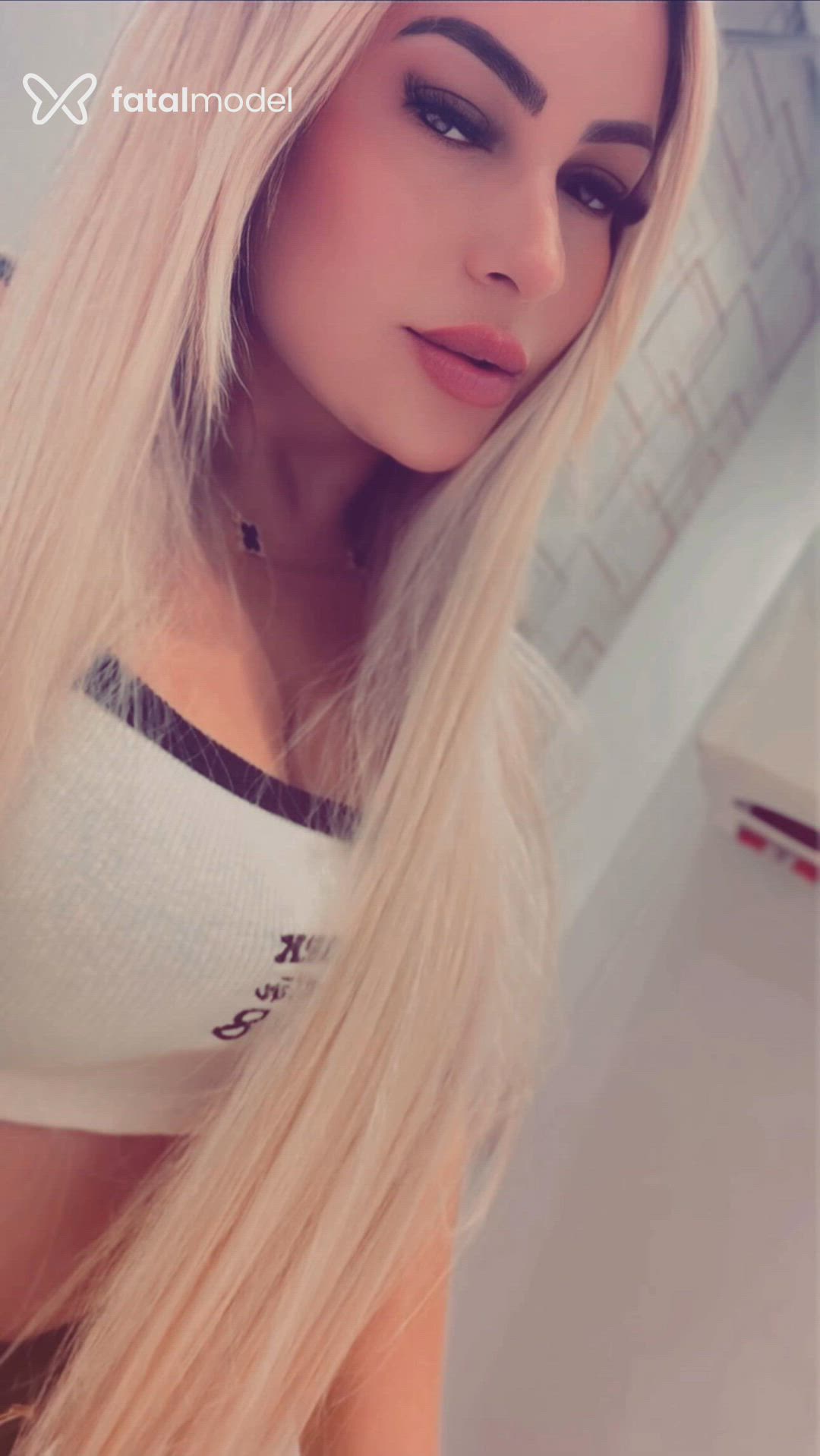 Acompanhante mulher loira (o) de olhos castanhos - Melissa Buarq