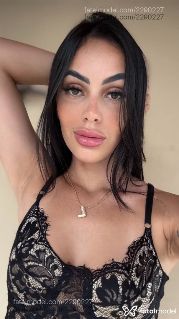 Acompanhante mulher morena (o) de olhos mel - ágatha