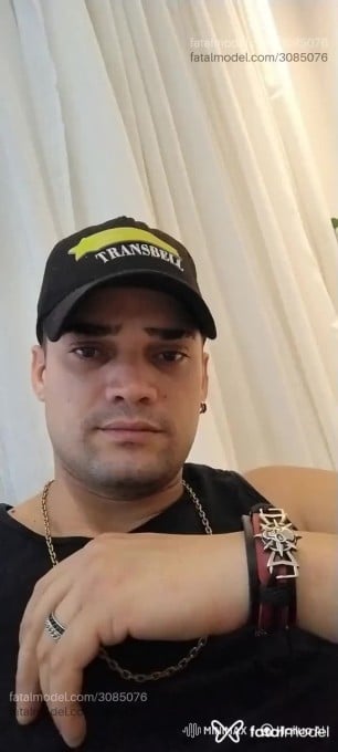 Acompanhante homem com cabelo castanho de olhos castanhos em Virtual - Max