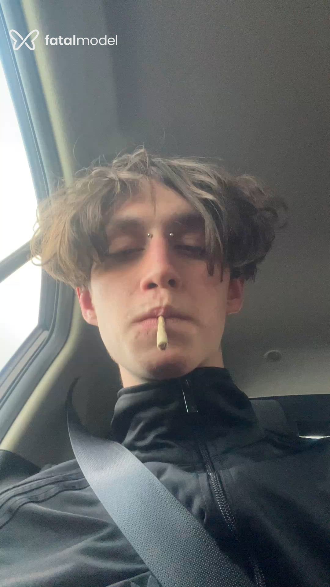 Acompanhante homem com cabelo castanho de olhos verdes - Zacc