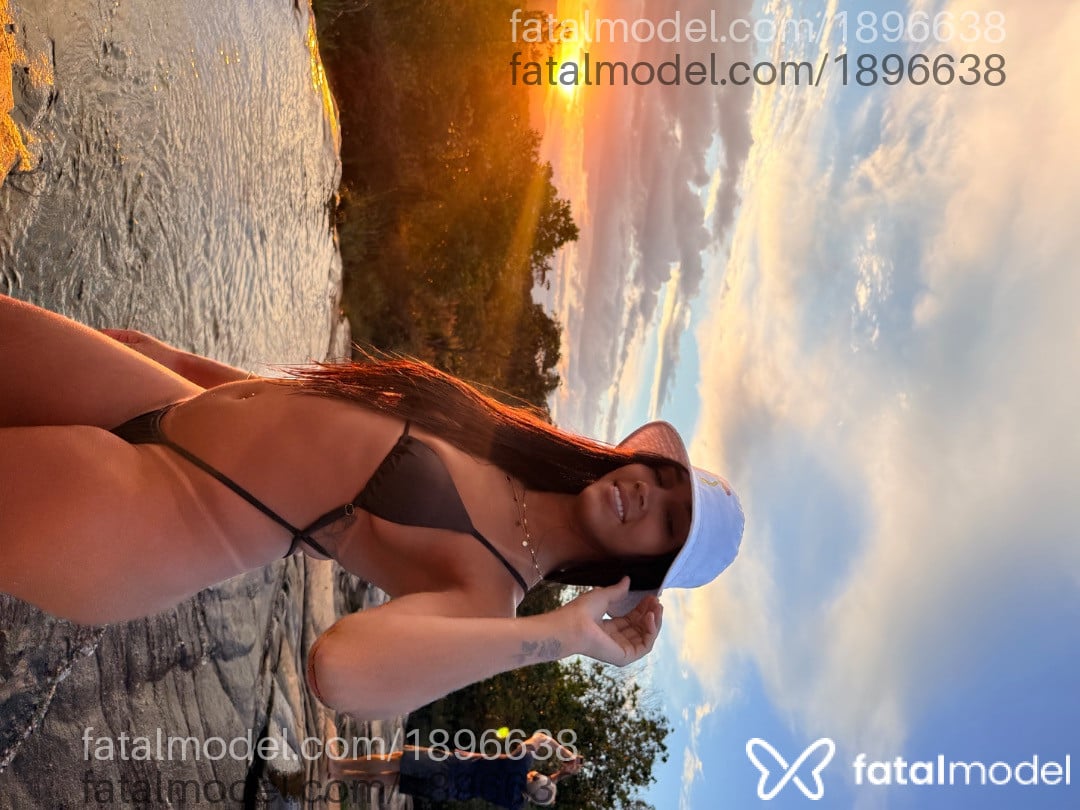 Acompanhante mulher com cabelo castanho de olhos castanhos em Rio de Janeiro - Íris pepequinha