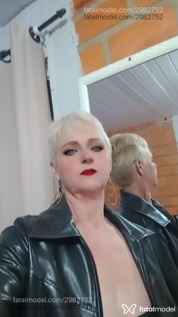 Acompanhante mulher loira (o) de olhos verdes em Caçador Acompanhante mulher loira (o) de olhos verdes em Caçador - Adria