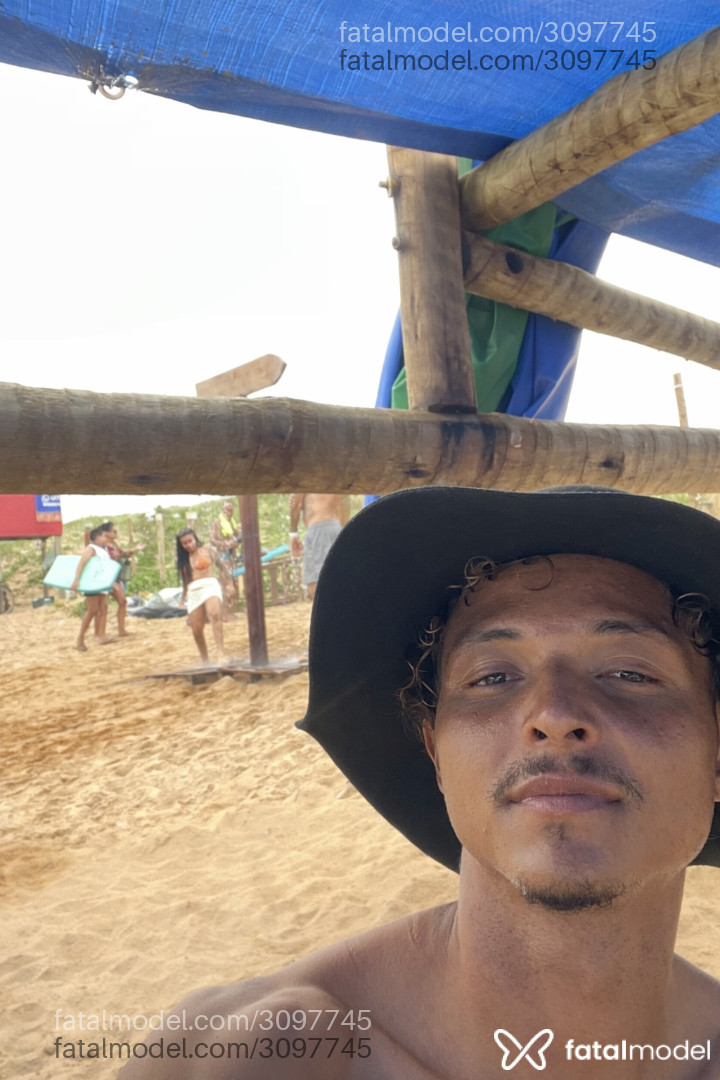 Acompanhante homem com cabelo castanho de olhos castanhos em São Mateus Acompanhante homem com cabelo castanho de olhos castanhos em São Mateus - Rodrigo