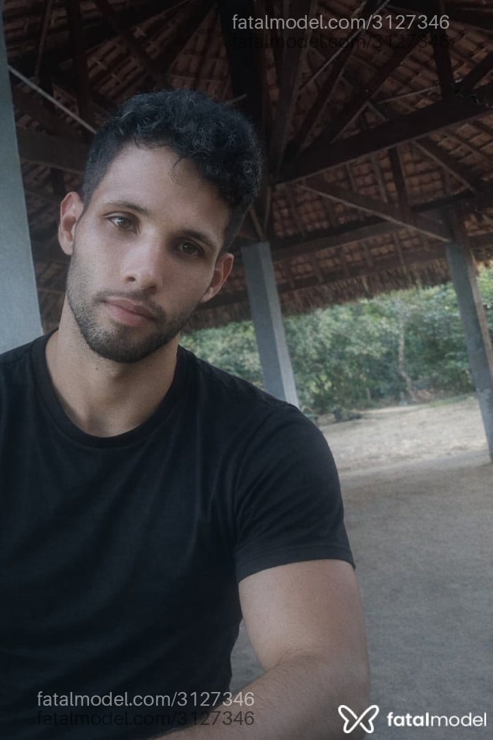 Acompanhante homem com cabelo castanho de olhos mel em São Paulo - Gabriel Mossoline