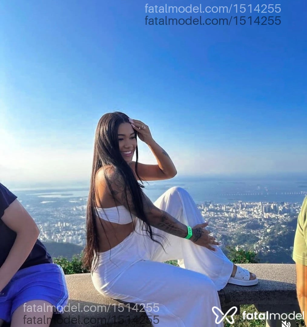 Acompanhante mulher com cabelo castanho de olhos castanhos em Brasília - Júlia