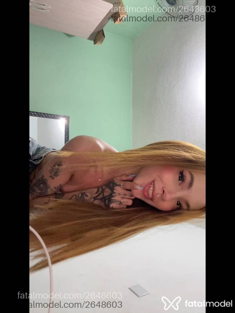 Acompanhante mulher trans ruiva (o) de olhos castanhos - Larissa Nascimento