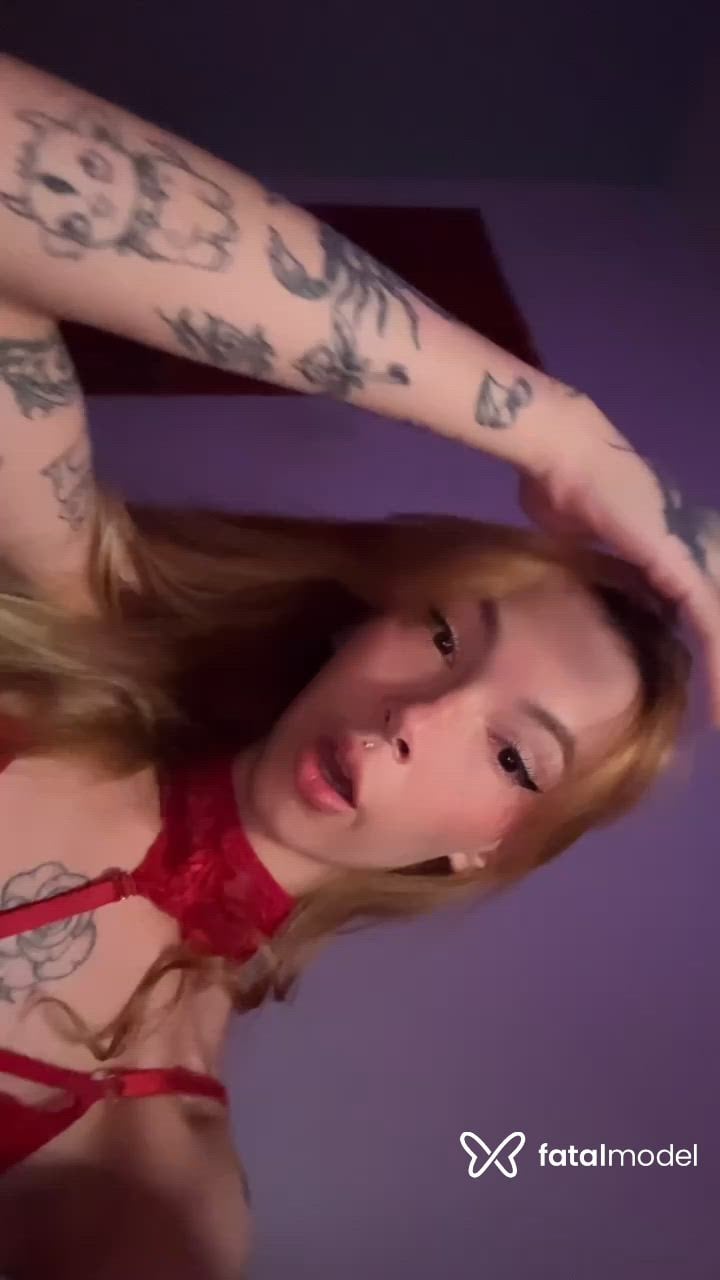 Acompanhante mulher trans ruiva (o) de olhos castanhos - Larissa Nascimento