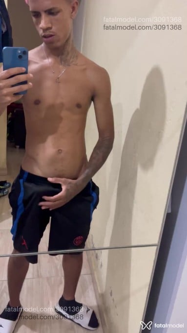Acompanhante homem com cabelo colorido de olhos pretos em Belo Horizonte - Alezin