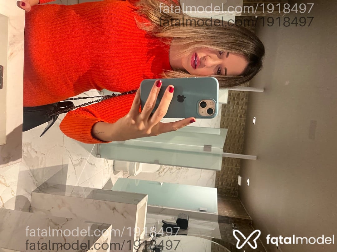 Acompanhante mulher com cabelo castanho de olhos mel em São Paulo Acompanhante mulher com cabelo castanho de olhos mel em São Paulo - Letícia