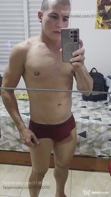 Acompanhante homem com cabelo castanho de olhos castanhos - Bruck Acompanhante homem com cabelo castanho de olhos castanhos - Bruck