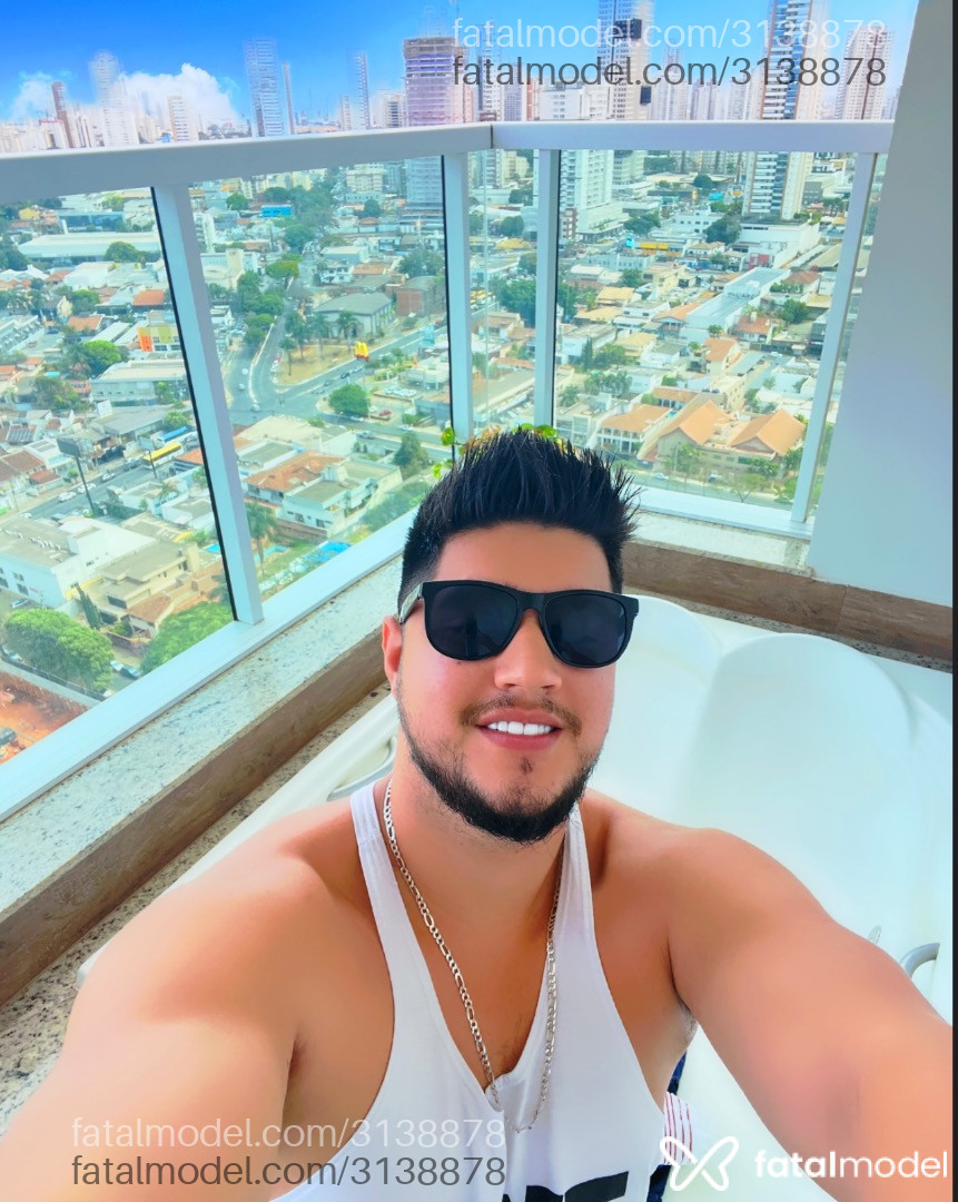 Acompanhante homem com cabelo castanho de olhos castanhos em Curitiba - Luiz Cwb