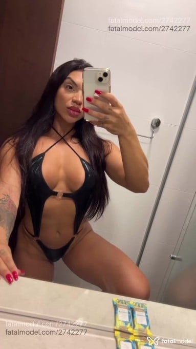 Acompanhante mulher com cabelo castanho de olhos castanhos em Brasília - Scarlett Santorine