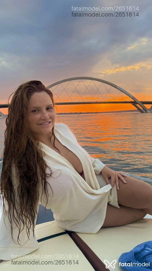 Acompanhante mulher ruiva (o) de olhos castanhos - Lyra Vaz
