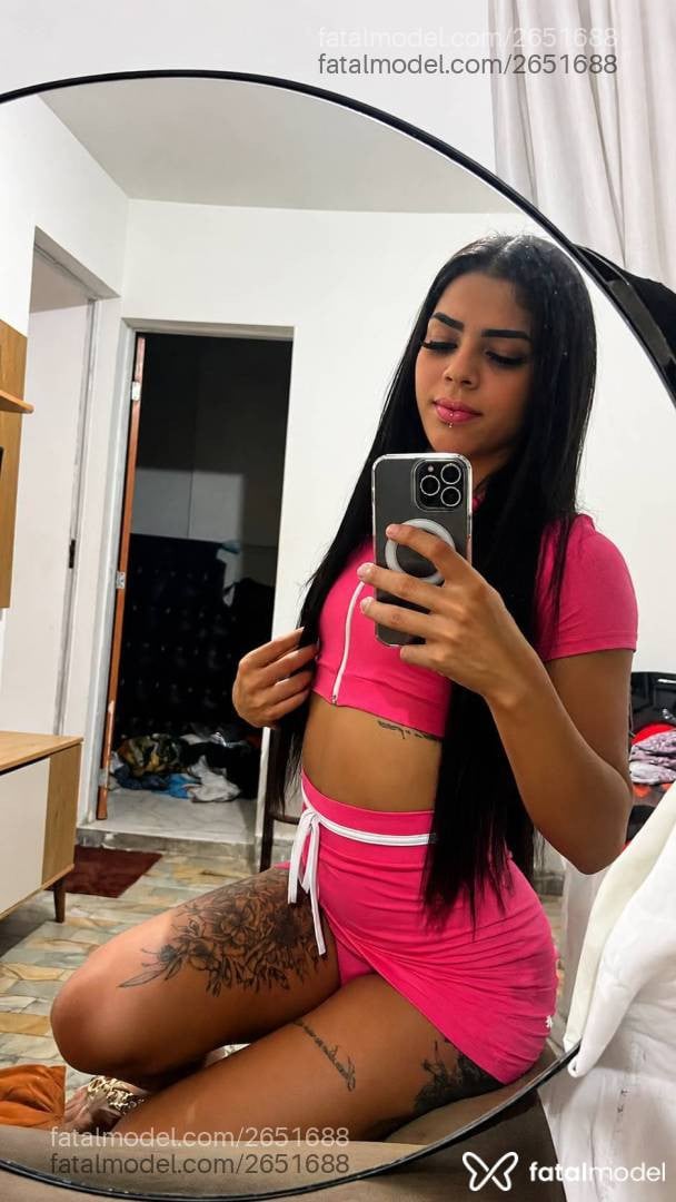 Acompanhante mulher trans com cabelo castanho de olhos pretos em Salvador - Ester Lopes