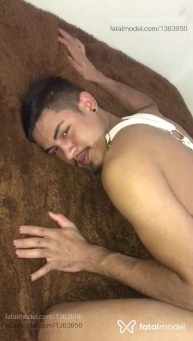 Acompanhante homem com cabelo castanho de olhos castanhos em Mambaí Acompanhante homem com cabelo castanho de olhos castanhos em Mambaí - Igor Carvalho