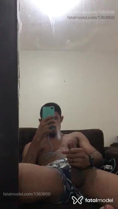 Acompanhante homem com cabelo castanho de olhos castanhos em Mambaí Acompanhante homem com cabelo castanho de olhos castanhos em Mambaí - Igor Carvalho