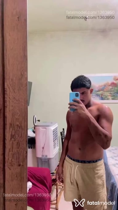 Acompanhante homem com cabelo castanho de olhos castanhos em Mambaí Acompanhante homem com cabelo castanho de olhos castanhos em Mambaí - Igor Carvalho
