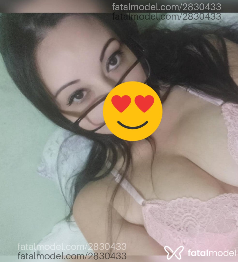 Acompanhante não-binário com cabelo castanho de olhos castanhos em Virtual Acompanhante não-binário com cabelo castanho de olhos castanhos em Virtual - Evellyn