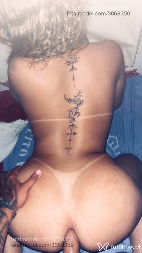 Acompanhante mulher trans loira (o) de olhos castanhos - Beatriz