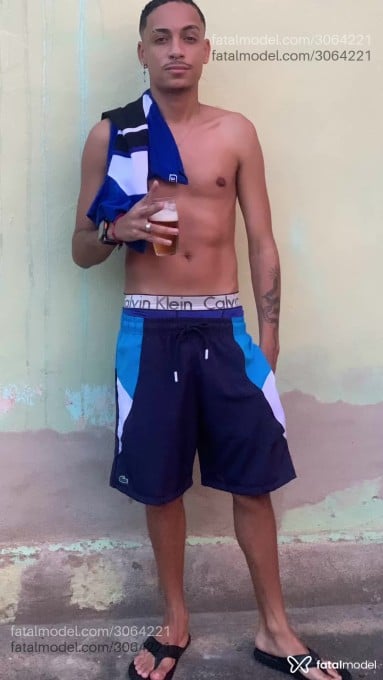 Acompanhante não-binário morena (o) de olhos castanhos em Piraúba - Lucas