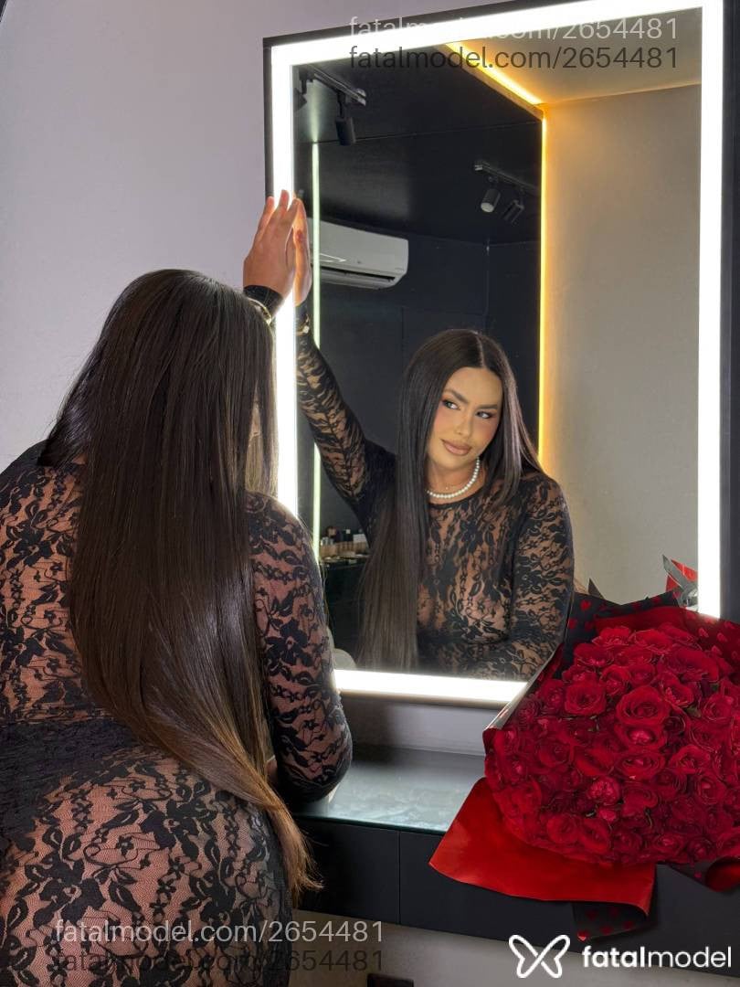 Acompanhante mulher trans com cabelo castanho de olhos castanhos - Lanay