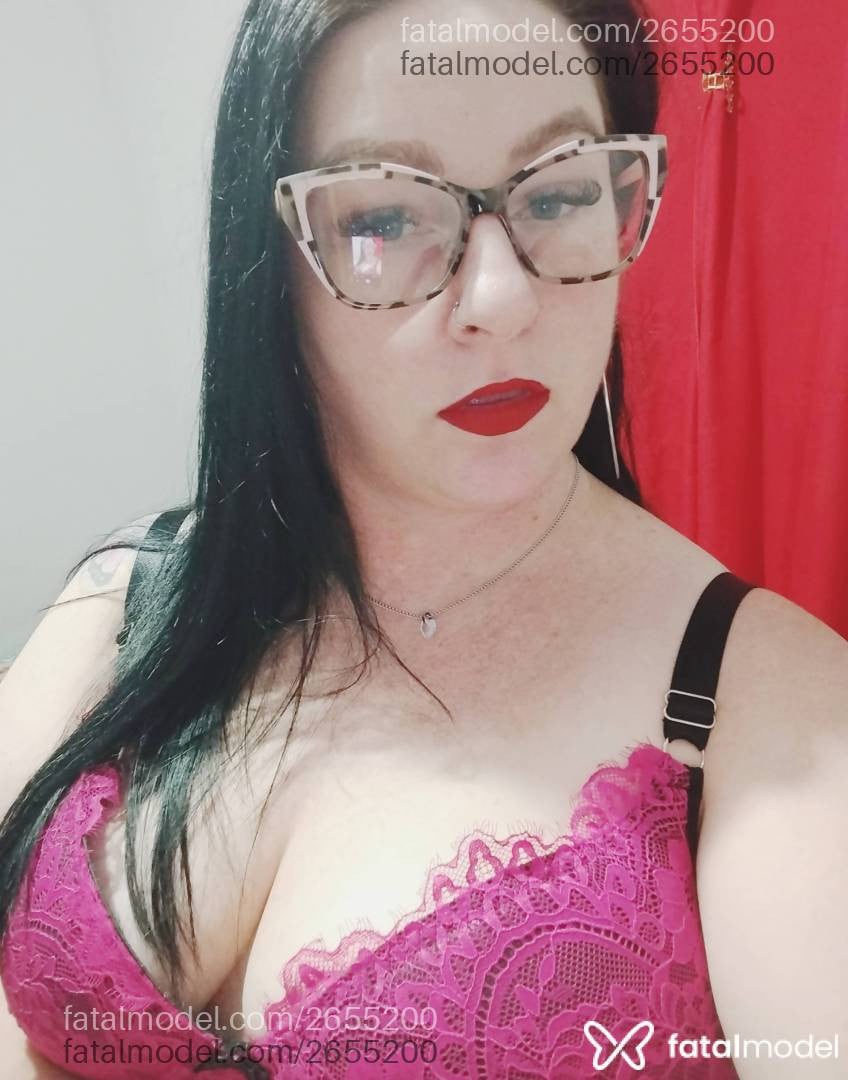 Acompanhante mulher morena (o) de olhos verdes - Ruby