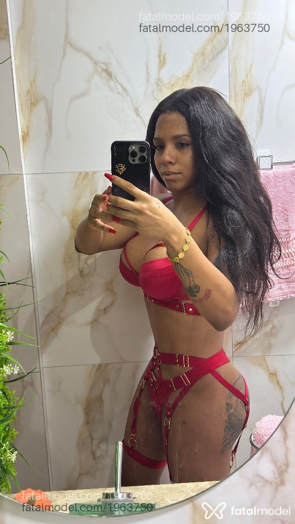 Acompanhante mulher trans morena (o) de olhos pretos em Salvador - Íris Araujo