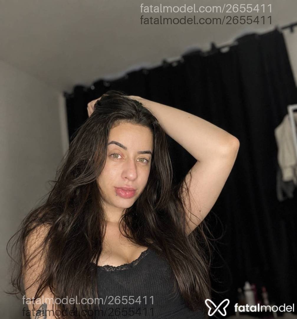 Acompanhante mulher com cabelo castanho de olhos verdes - Viivi